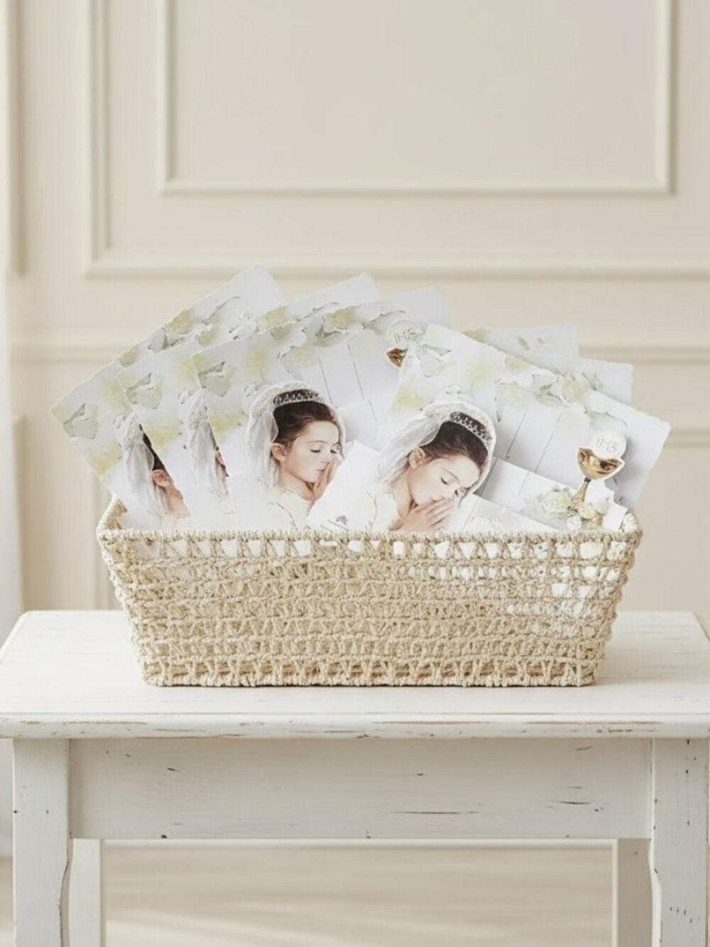 8ct Spanish First Holy Communion Invitations - Girl w/ Gold Chalice & Envelopes